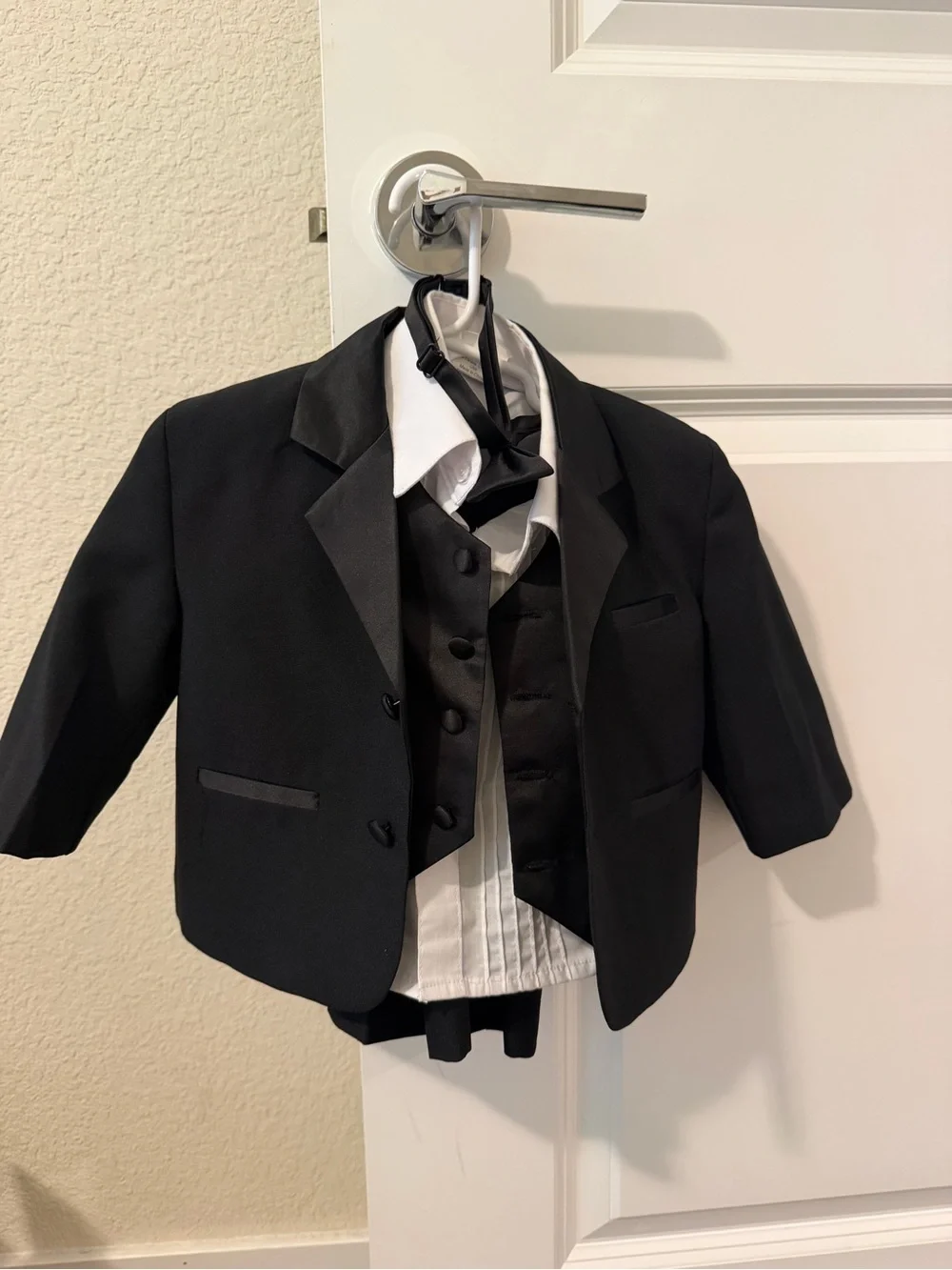 N/A black vest